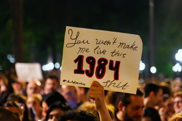 Petróleo dispara 2% com tensões entre Trump e Rússia e pacto entre EUA e UE