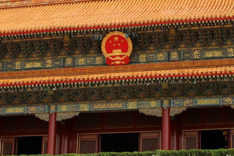 Embraer (EMBR3) dispara: ações decolam com queda de risco surpreendente pós anúncio de tarifas