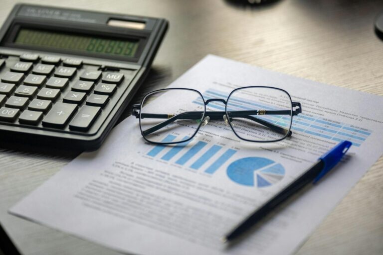 Embraer impulsiona alta de 0,45% no Ibovespa enquanto tarifas dos EUA são monitoradas