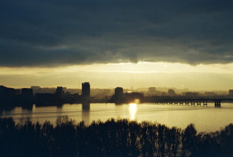 Investidores observam otimistas movimentos de Haddad e Guillen no Ibovespa Futuro, enquanto discussões sobre Ucrânia ganham destaque