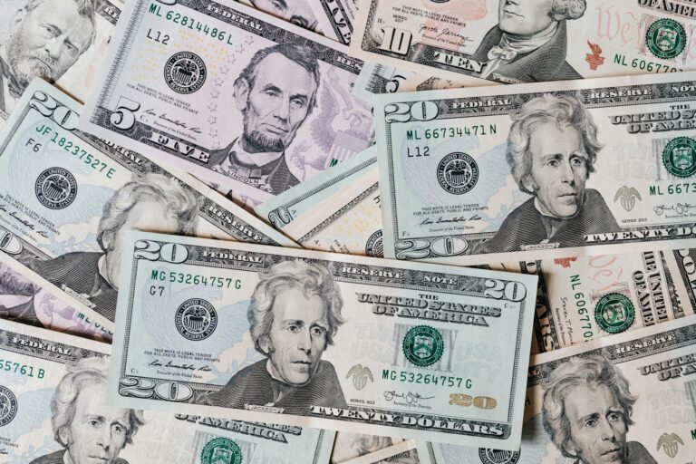 Dólar vive dia de equilíbrio com destaque para a atuação do Fed e impasse entre Brasil e EUA