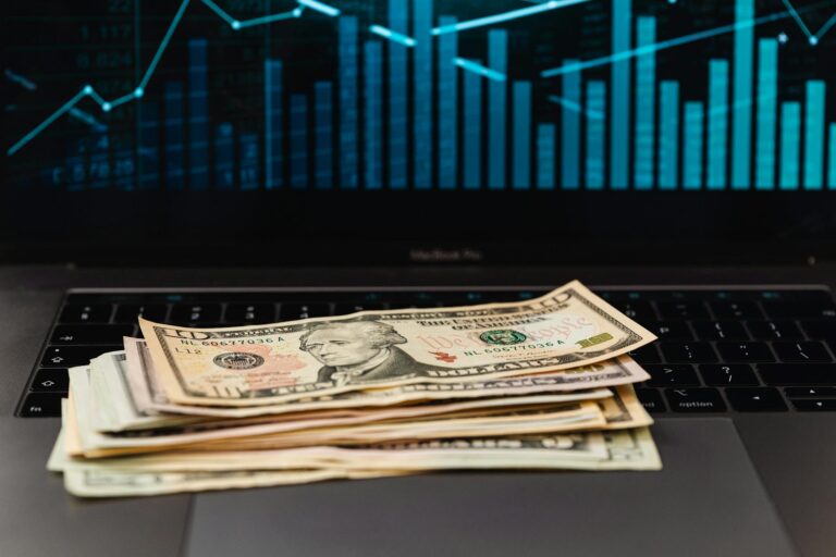 Minidólar (WDOU25) mostra força, porém tendência de queda persiste