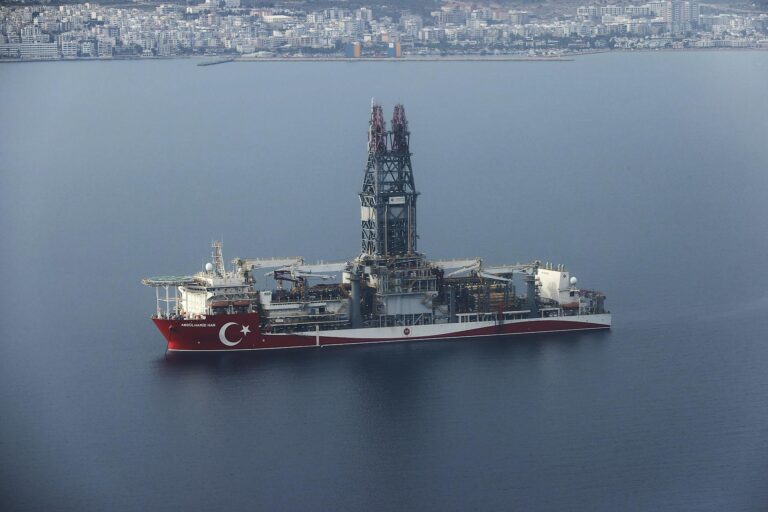 Estoques surpreendem e pressionam preço do petróleo; Opep+ pode reagir.