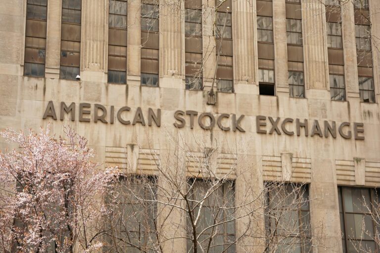 Mercado financeiro oscila em Nova York diante de incertezas sobre tarifas e aumento nos rendimentos antes do relatório de empregos.