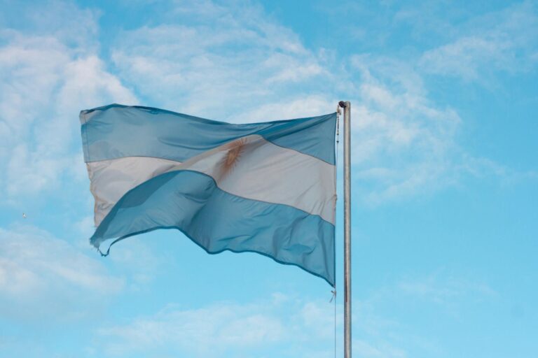 Será o fim da crise argentina? BBI confia na recuperação de Milei e impulsiona ativos do país