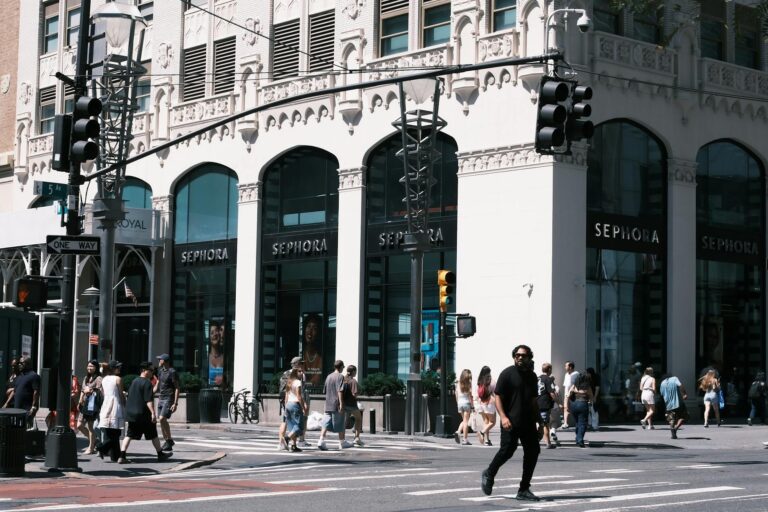 Trump e premiê japonês discutem parcerias em encontro crucial; confiança do consumidor nos EUA em destaque