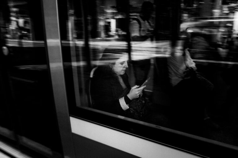 Jacarepaguá (RJ) em alerta: moradores assustados com confrontos que usam tiroteio e ônibus como barricadas