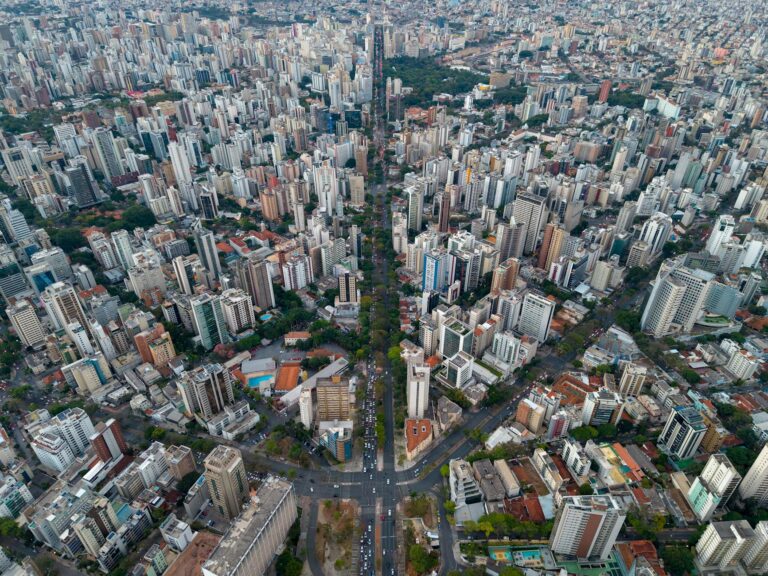 Agenda econômica: Mercado de trabalho e resultados financeiros no Brasil ganham destaque, enquanto atenções se voltam para decisões de política monetária nos Estados Unidos