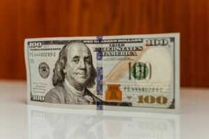 Expectativa de redução de juros pelo Fed faz Dólar cair significativamente hoje