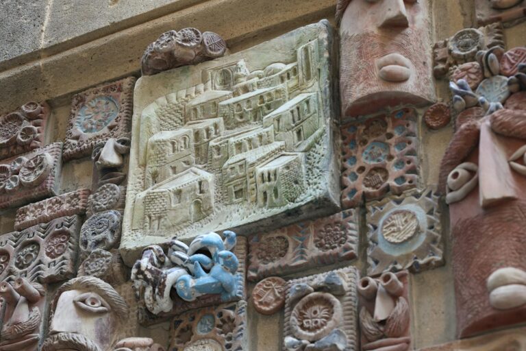 Dólar avança após feriado com novos dados dos EUA e alívio nas tarifas