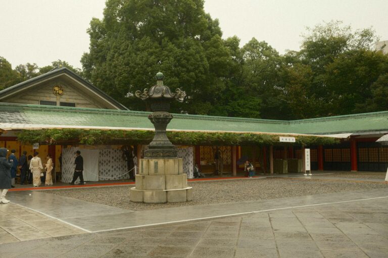 Ibovespa vacila com impacto da Vale, porém mantém trajetória de alta semanal