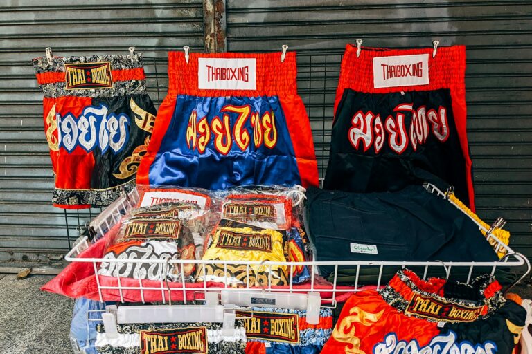 Nike surpreende com resultados de vendas acima do esperado, porém preocupações surgem com desempenho na China.