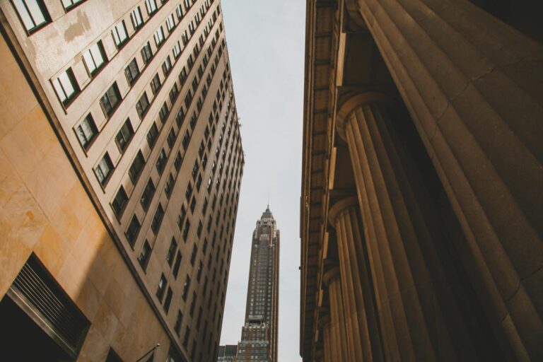 Aumento surpreendente de 600 mil barris nos estoques de petróleo dos EUA aponta cenário inesperado, aponta relatório da DoE