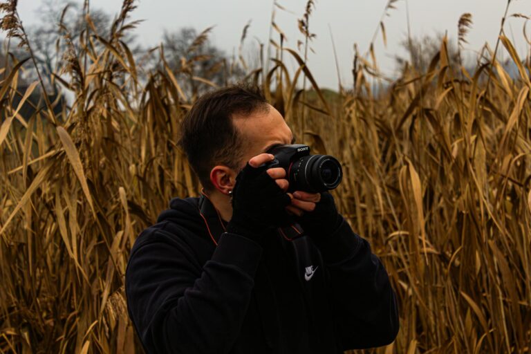 Após sinalização de possível desistência de Flávio Bolsonaro, dólar registra queda