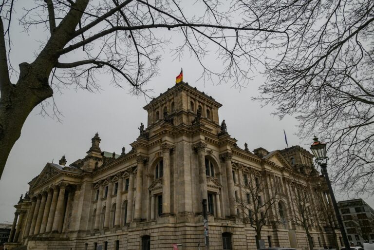 Bolsa sobe impulsionada por Vale e atenta às decisões do Fed, BC e cenário político brasileiro