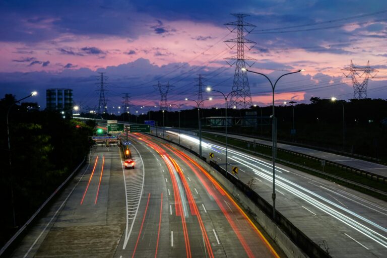 Enel anuncia retorno de 99% do fornecimento de energia, porém desafios persistem nos casos mais complicados