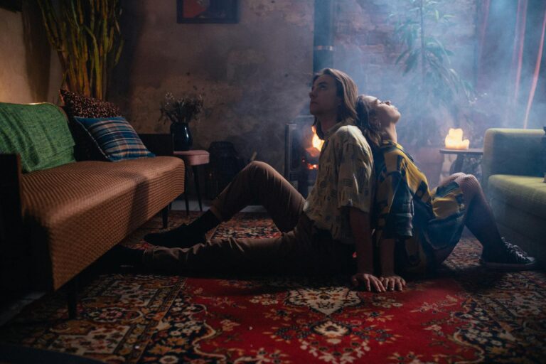 Estudo aponta tendência de letras mais sombrias na música ao longo das décadas