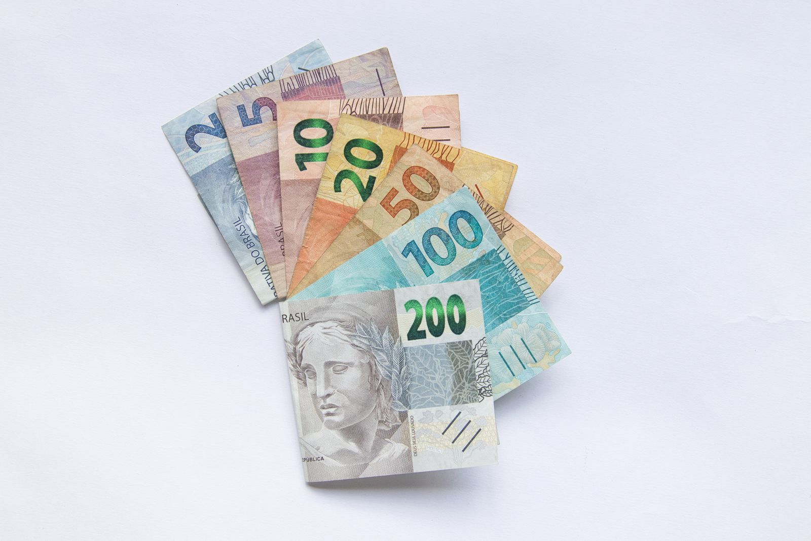 Notas de real em leque ilustrando como sacar o FGTS